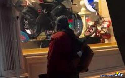  نگاهی که حسرت را فریاد می‌کشد!