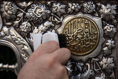  تصاویری از غبارروبی ضریح مطهر حضرت معصومه (س) در آستانه ماه مبارک رمضان