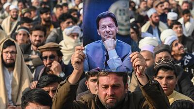  هواداران عمران خان راه‌ها را بستند و نمایندگان مخالف در پارلمان پاکستان تحصن کردند