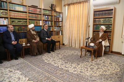  حضرت آ‌یت الله مکارم شیرازی: در مسایل فرهنگی، بهره گیری از راهکارهای آموزشی به جای برخوردهای تند ضروری است  