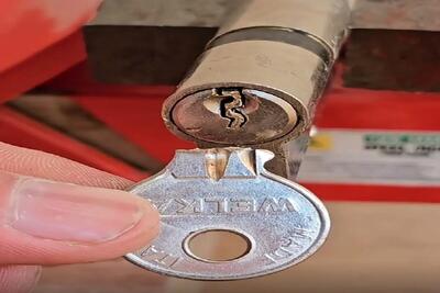  ترفند اوستا؛ چقد حرفه ای و تر و تمیز کلید شکسته تو قفل رو درآوورد خوشم اومد