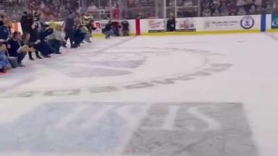  در آمریکا مسابقه سالانه دویدن سگ‌ها روی یخ برگزار شد تا ببینند چه کسی می‌تواند سریع‌تر به سمت صاحبش بدود