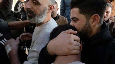  لحظه ورود هشت زندانی فلسطینی آزاد شده به بیمارستان الاقصی در مرکز نوار غزه