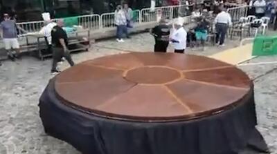  تصاویر پخت کلوچه غول‌پیکر به وزن 720 کیلوگرم!