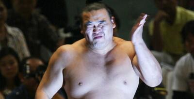  آشنایی با تاکامیساکاری سیکن، آدم آهنی و پادشاه هفت برد کشتی سومو؛ از سیلی به خود تا جادو در لبه رینگ