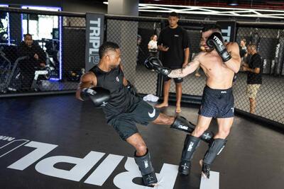  اورا: با دیدن فیلم‌های بروس لی بزرگ شدم؛ در دوران فوتبال فقط ۷ بازی بدون درد بازی کردم؛ دکتر به من گفت تو دیوانه‌ای!