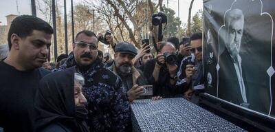  وداع هنرمندان با ژنرال سینما؛ پیکر «عنایت بخشی» تشییع شد 