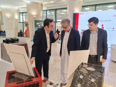  استقبال ویژه نمایندگان مجلس از نمایشگاه دستاوردهای صنعت فضایی ایران همزمان با بررسی فشرده بودجه ۱۴۰۵