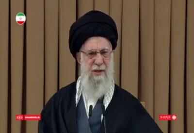  عکسی خاص از دیدار امروز رهبر معظم انقلاب/ نوشته‌ای بر روی یک چفیه که پربازدید شد