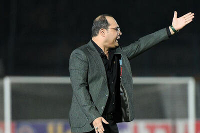  رییعی از روی سکو تراکتور را هدایت می‌کند