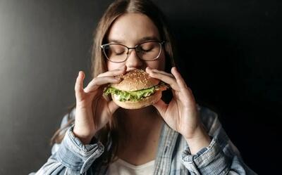  چرا بیش از حد می‌خوریم؟ ۵ عامل پنهان پرخوری از نگاه روانشناسی