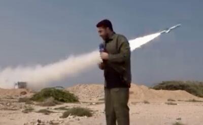  لحظه پیاده شدن سردار تنگسیری در عرشه ناو در تنگه هرمز؛ تسلط سپاه به تنگه هرمز را ببینید | شلیک پیاپی موشک‌ها به اهداف فرضی؛ سلاح‌های روز جنگ فرق دارد