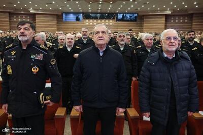  پزشکیان به دانش‌آموختگان دانشگاه افسری و پلیس درجه اعطا کرد + فیلم