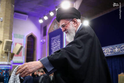  عکس/ لحظه اهدای چفیه رهبر انقلاب به یکی از حاضرین در حسینیه