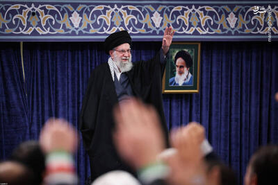  فیلم/ لحظه ورود رهبر انقلاب به حسینیه امام خمینی(ره)