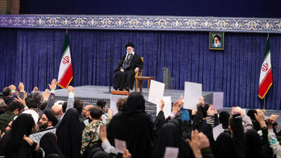  رهبری انقلاب : همه ۳ دسته جان‌باختگان را بچه‌های خود می‌دانیم / خطرناک‌تر از ناو، سلاحی است که می‌تواند ناو را به قعر دریا فرو ببرد