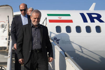  رئیس جمهور وارد مشهد مقدس شد