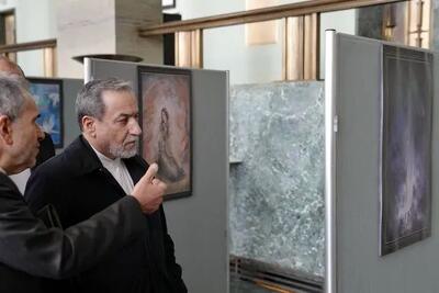  بازدید عراقچی از نمایشگاه آثار محمود فرشچیان در اروپا