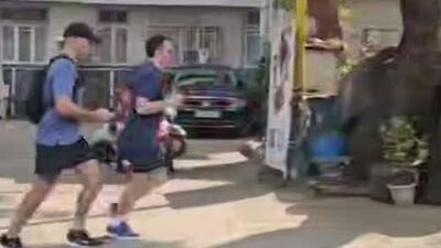  مکرون در خیابان بمبئی به ورزش دو پرداخت