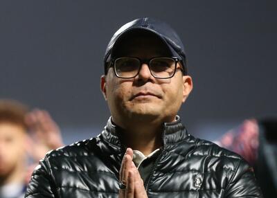  سرمربی تراکتور با آیدی کارت روی سکو (عکس)