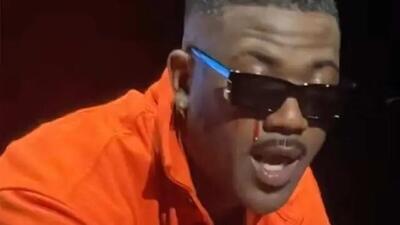  اجرای عجیب ری جی خواننده رپ؛ جاری شدن خون از چشم‌ها و پچ روی سینه!