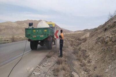  شستشوی علائم و تابلوها در تونل‌های محور  رخ /  رانندگان احتیاط کنند