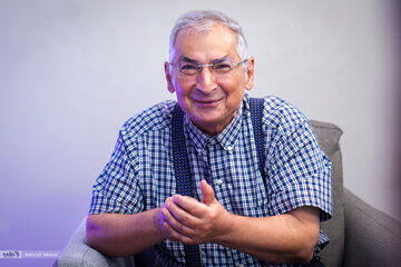  هشدار زیباکلام درباره تبعات حمله نظامی به ایران/ نظام سقوط نمی کند اما کشور نابود می شود / حتی یک تیر چراغ برق هم سالم نمی ماند