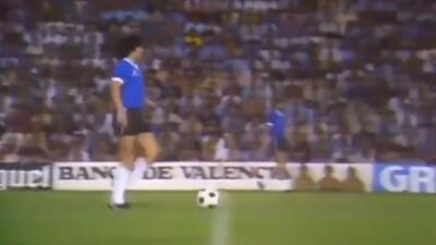  حرکت‌ تماشایی مارادونا در بازی دوستانه مقابل والنسیا (سال ۱۹۸۱)