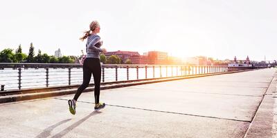  از خواب بهتر تا چربی‌سوزی بیشتر؛ چه زمانی پیاده‌روی کنیم؟