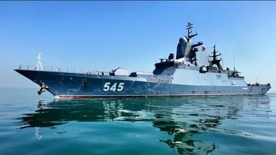  پهلوگیری ناو بالگردبر استویسکی روسیه در منطقه یکم‌امامت نداجا