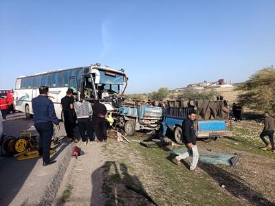  برخورد اتوبوس مسافربری با سمند تاکسی در محور نی‌ریز / ۲۷ مصدوم و یک جان‌باخته