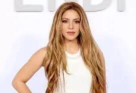  سفر در زمان؛ «شکیرا» هنگام خروج از هتل اش در نیویورک؛ سال 1384