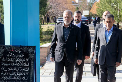  فیلم/ ادای احترام پزشکیان به مقام شهدای استان لرستان
