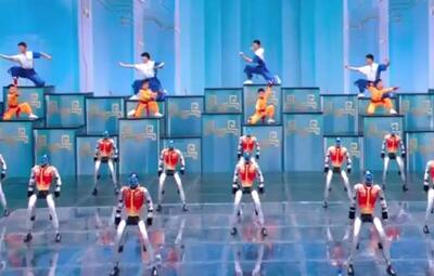  فیلم/ اجرای مشترک ربات‌های کونگ‌فوکار و کودکان رزمی‌کار چینی