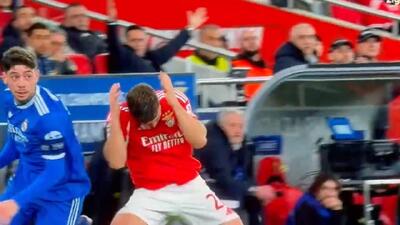  مشت فده والورده به صورت بازیکن بنفیکا در جریان بازی بنفیکا و رئال مادرید - پارس فوتبال