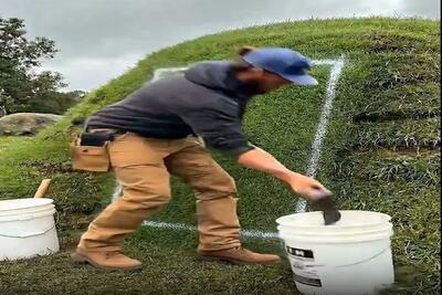  معماری خلاقانه؛ تپه چمنی رو سوراخ کرد توش یه اتاق مجهز ساخت انگار پنت هاوسه انقد شیک