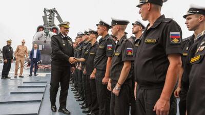  بازدید فرمانده منطقه یکم نیروی دریایی ایران از ناو  استویکی  روسیه در بندرعباس