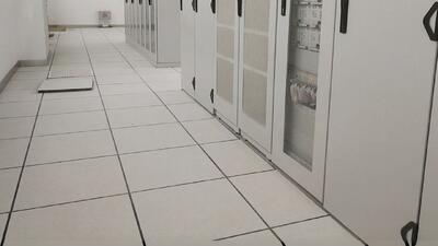  کف کاذب با روکش HPL چیست؟ انتخابی شیک و مقاوم برای دفتر و فضای تجاری