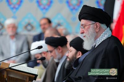  لحظه ورود رهبر انقلاب به محفل انس با قرآن کریم