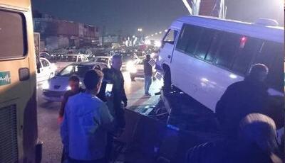  انحراف مینی‌بوس در بزرگراه؛ ۱۰ نفر مصدوم شدند