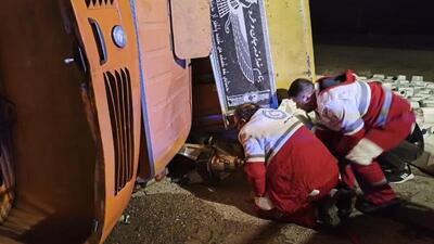  واژگونی کامیون در جاده قم به گرمسار، جان یک نفر را گرفت