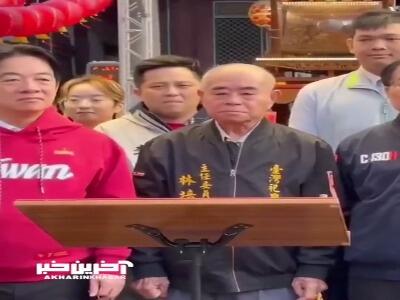  بالا آوردن یکی از مقامات معبد در کنار رئیس جمهور تایوان در مراسم سال نو