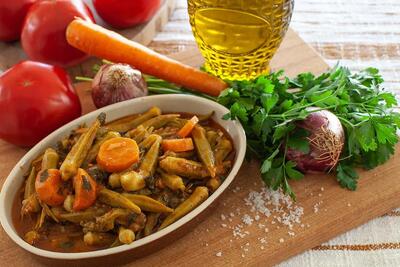  طرز تهیه خورشت بامیه رژیمی با ۲ دستور ساده، سالم و خوشمزه