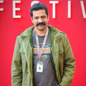  خوانشی فرمال و اجتماعی از «خشت و آینه»؛ خشتِ توسعه، آینه تنهایی