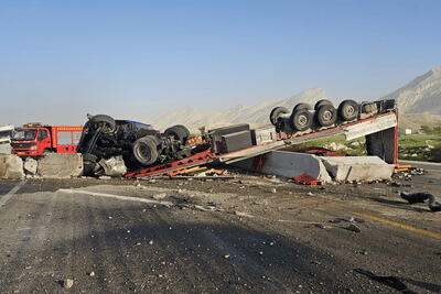  علت واژگونی تریلی در محور کنگان-بوشهر