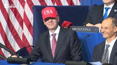  رئیس فیفا در نقش «کلاه قرمزی»؛ اینفانتینو به خاطر یک کلاه ذوق‌زده شد! +ویدیو