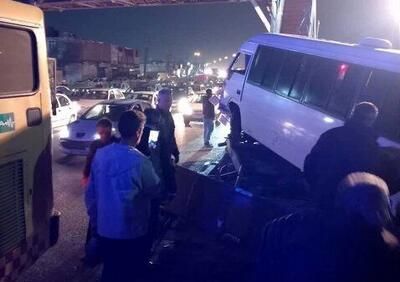  انحراف مینی‌بوس در بزرگراه آیت‌الله سعیدی/ ۱۰ نفر مصدوم شدند