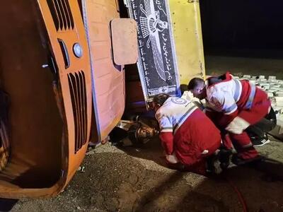  با یک فوتی؛ واژگونی کامیون در جاده قم به گرمسار