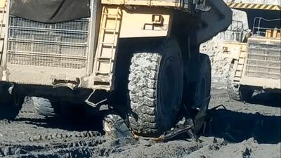  عکس صحنه تکان دهنده در ورزقان / پاترول زیر چرخ های غول آسای دامپتراک خرد شد!