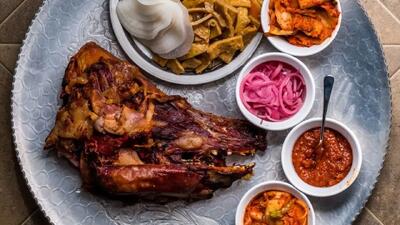  غذا خیابانی؛ کله خوک حرومی رو جر و واجر کردن و در چندش ترین حالت ممکن خوردن